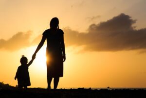 خروج بدون اذن فرزند از کشور حضانت فرزند ملاقات فرزند وکیل پایه یک دادگستری