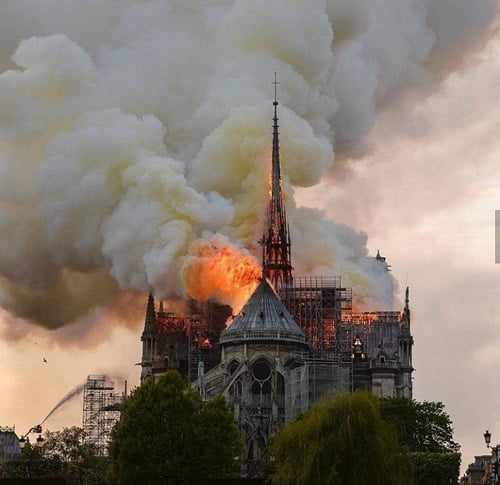 کلیسای نوتردام گوژپشتی که آتش بر دوش شد